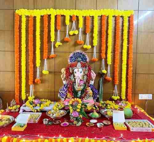 Ganesh Chaturthi Puja Decoration Ideas with Flowers, Balloons, Lotus and  Peacock