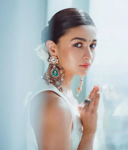 Alia Bhatt wore contemporary earrings on white a saree.
