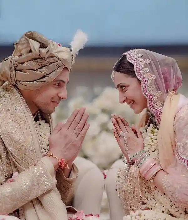 Kiara Advani wore diamond haath phool and pastel pink bangles for wedding