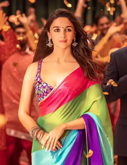 Alia Bhatt wears multicolored saree in Rocky aur Rani movie.