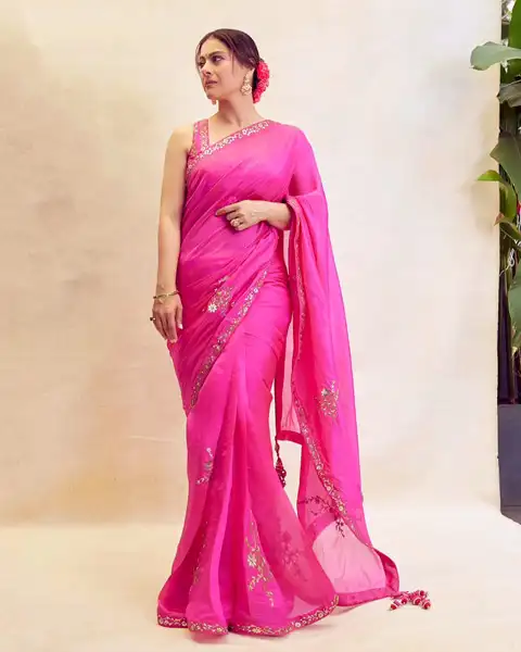 Kajol donned pink saree with sleeveless blouse for diwali