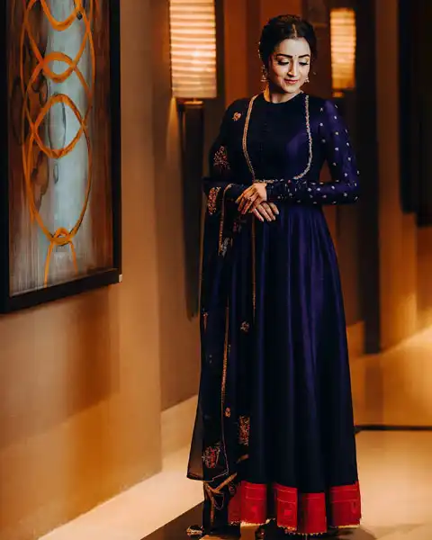 Trisha Krishnan worn full length purplish blue Anarkali dress.