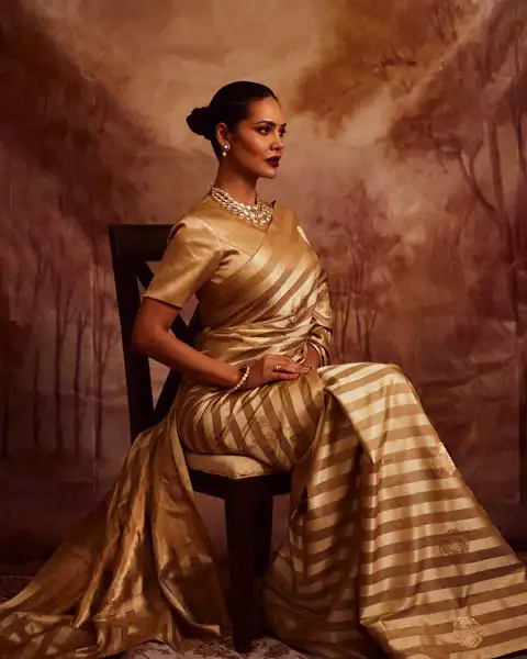 Esha Gupta wore striped golden saree